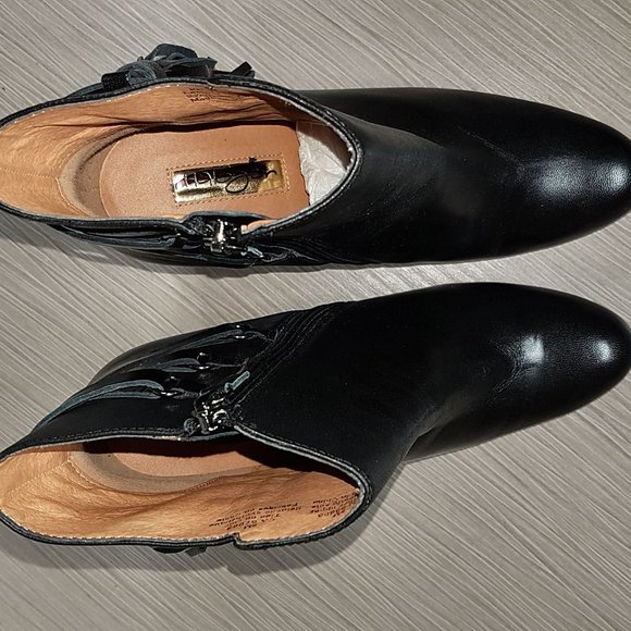 Halogen 'Sadee' Lace-Up Almond Toe Black Leather Bootie, Womens Size 8 M - Picture 8 of 9